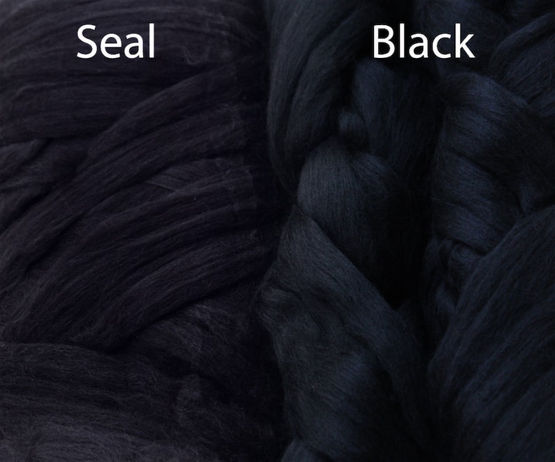 Puede incluir: Dos muestras de vell&oacute;n de lana negro, una etiquetada como "Seal" y la otra como "Black".
