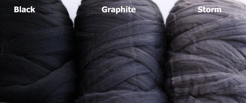 Puede incluir: Tres ovillos de hilo en diferentes tonos de gris. Los ovillos est&aacute;n etiquetados como "Negro", "Grafito" y "Tormenta".