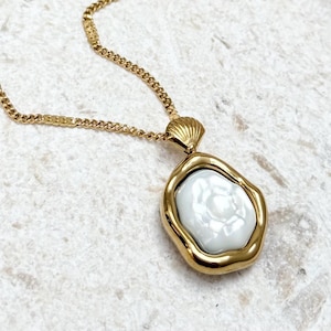 Halskette aus 18-karätigem Gold mit Perlmuttanhänger • Anhänger aus organischer Muschel • Minimalistischer Küstenschmuck