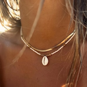 Colar delicado de jaspe com contas e búzios – Gargantilha artesanal com contas, joia delicada com pedras preciosas, colar de conchas para presente.