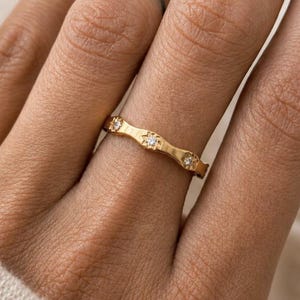 Anillo de oro celestial, banda de estrella de 18 quilates, delicado anillo apilable, joyería de oro resistente al agua, anillo estrellado hecho a mano, regalo para ella