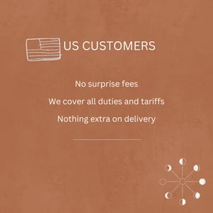 K&ouml;nnte beinhalten: Ein brauner Hintergrund mit dem Text "US CUSTOMERS" und einer skizzierten amerikanischen Flagge. Darunter steht "No surprise fees", "We cover all duties and tariffs" und "Nothing extra on delivery".