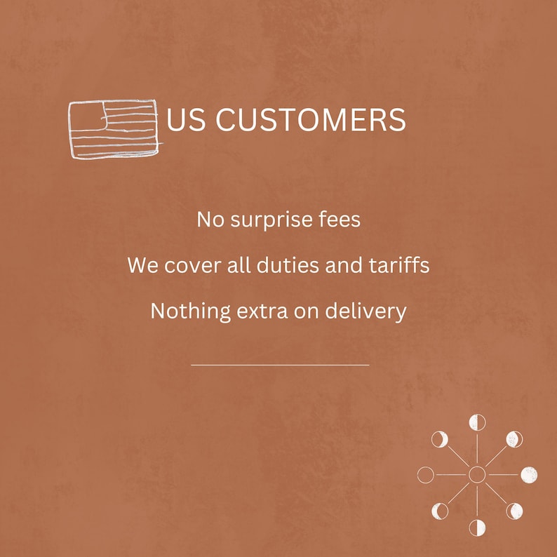 K&ouml;nnte beinhalten: Ein brauner Hintergrund mit dem Text "US CUSTOMERS" und einer skizzierten amerikanischen Flagge. Darunter steht "No surprise fees", "We cover all duties and tariffs" und "Nothing extra on delivery".