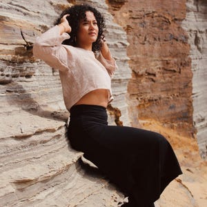 Pantaloni neri a gamba larga - Cotone biologico elasticizzato - Abbigliamento da casa in stile boho per yoga e relax immagine 10