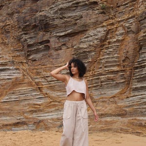 AHIMSA Weite Hose aus Naturbaumwolle, leichte Yogahose aus Baumwolle, fließende Bio-Baumwollhose mit Kordelzug, lockere und bequeme Boho-Hose Bild 17