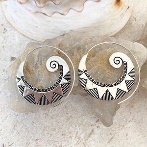 Sacred Spiral Creolen, Große Sterling versilberte Creolen, Silber Spiral Creolen, Tribal Creolen, versilberte Creolen