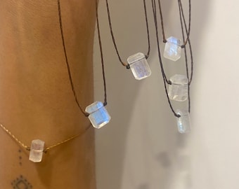 Collana girocollo LIMINAL Moonstone, collana regolabile, collana di cristallo fatta a mano, piccolo girocollo in pietra di luna, collana di cristallo grezzo