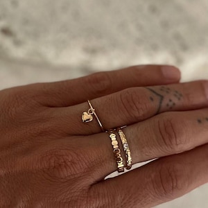 Bague à breloques coeur en or 18 carats, bague réglable délicate, bijoux résistants à la ternissure, bague en or minimale pour elle, pièce de tous les jours faite main