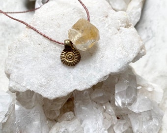 Citrine Sol choker necklace, adjustable citrine gold sun charm necklace, tiny citrine choker, raw crystal necklace, gold sun necklace