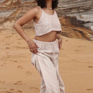 AHIMSA Weite Hose aus Naturbaumwolle, leichte Yogahose aus Baumwolle, fließende Bio-Baumwollhose mit Kordelzug, lockere und bequeme Boho-Hose Bild 5