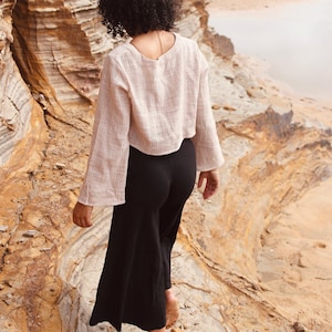 Pantaloni neri a gamba larga - Cotone biologico elasticizzato - Abbigliamento da casa in stile boho per yoga e relax immagine 5