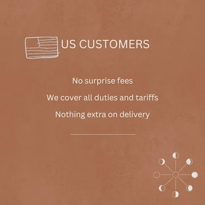 Pu&ograve; includere: Uno sfondo marrone con testo bianco che recita "US CUSTOMERS". Sotto il testo ci sono le frasi "No surprise fees", "We cover all duties and tariffs" e "Nothing extra on delivery". Un disegno a tratto bianco della bandiera americana si trova nell'angolo in alto a sinistra.