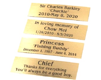 Może przedstawiać: Cztery złote metalowe tabliczki z grawerowanym tekstem. Górna tabliczka zawiera napis "Sir Charles Barkley "Chuckie" 2010-maj 8, 2020". Druga tabliczka zawiera napis "W kochającej pamięci Chow Mei 1/26/2010 - 5/5/2020". Trzecia tabliczka zawiera napis "Princess "Fishing Buddy" 1 grudnia 1997 - 6 czerwca 2014". Dolna tabliczka zawiera napis "Chief Dziękuję za wszystko Zawsze będziesz dobrym chłopcem."
