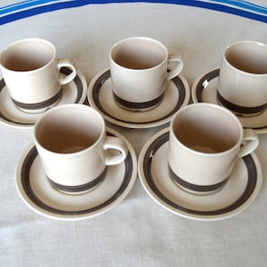 Vintage 80s Arabia Finlandia Kuusamo tazas de café y platillos Brown Blue Stripe Finlandia Tazas de té y platillos decoración de la cocina