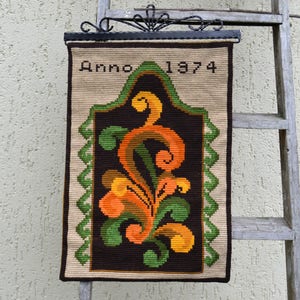 Zweeds geborduurd wandkleed Handgemaakt wanddecor Vintage wol geborduurd tapijt jaren 70 Scandinavische wandloper met metalen hangers