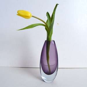 Vintage Gunnar Nylund Strombergshyttan Vaso Torpedo in vetro viola anni &#39;50 Strömberg Svezia Vaso in vetro Arte scandinava in vetro fatto a mano della metà del secolo