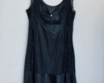 Chemise de nuit en dentelle noire vintage des années 80, nuisette en dentelle, nuisette longueur genou, lingerie en dentelle, chemise de nuit soviétique en viscose, sous-vêtements en maille