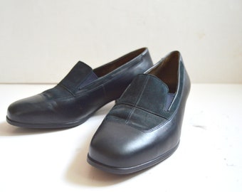 Vintage Navy Blue Heeled Loafers Leder Mokassin Schuhe Loafers Slip ons Square heels Damen US 7,5 EUR 38 UK 5,5