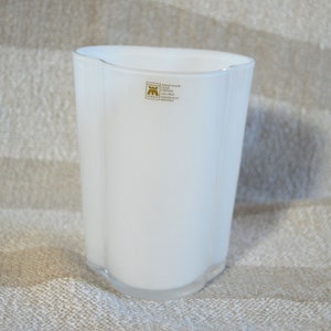 Vintage parelwitte vaas Scandinavische glazen vaas Magnor Norway glazen vaas met origineel label moderne kunst glas gemaakt in Noorwegen