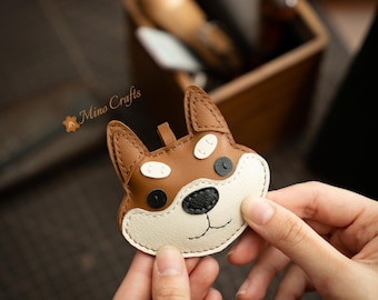 Ręcznie robiony skórzany brelok do torebki z motywem Shiba Inu – brelok do kluczy z motywem Shiba Inu – skórzany brelok z motywem psa – prezent dla miłośnika psów, mamy, dziewczyny – Mino Crafts