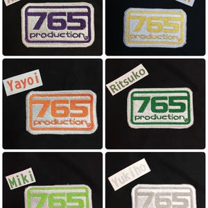 以下が含まれることがあります： 黒色のアウトラインで囲まれた白い長方形のパッチが6つあり、それぞれに「765 production」というテキストが異なる色で書かれています。パッチには、アズサ、ヤヨイ、アミ・マミ、リツコ、ミキ、ユキホという名前が付けられています。