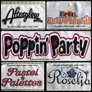 K&ouml;nnte beinhalten: F&uuml;nf B&uuml;gelbilder mit Glitzer und bunten Akzenten. Die Patches zeigen den Text "Afterglow", "Hello Happy World!" , "Poppin' Party", "Pastel Palettes", und "Roselia".