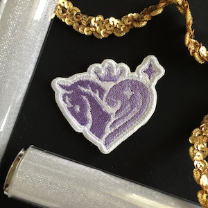 以下が含まれることがあります： 黒い背景に、王冠と星が付いた2頭の馬の紫色の刺繍パッチ
