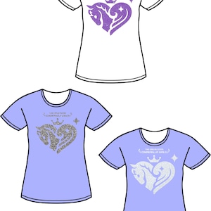 以下が含まれることがあります： 馬の頭がハートの中に描かれた、紫と銀のグリッターデザインのTシャツ2枚。ハートには王冠と星が飾られています。デザインの上には「The Idolmaster Cinderella Girls」の文字があります。Tシャツは白と水色です。