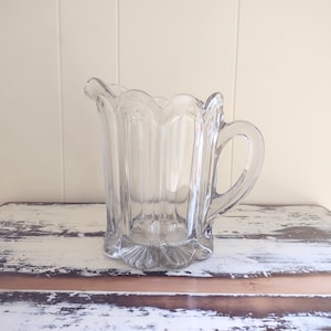 Antiek vroeg Amerikaans geperst glas EAPG 9 paneel geschulpte rand werper John B. Higbee Glass Company zwaar koloniaal of Estelle circa 1910