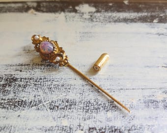 Broche vintage de imitación de ópalo y perla blanca falsa en tono dorado, estilo victoriano, circa 1970