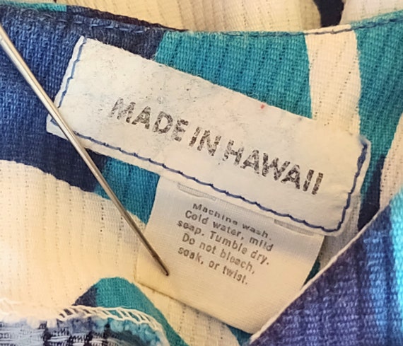 Vintage Made in Hawaii Unbranded Blue and White F… - image 6