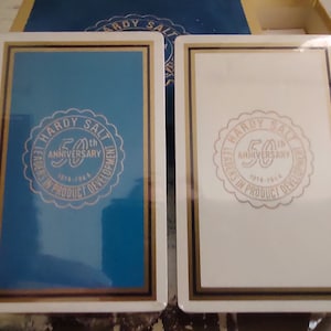 Reklama vintage Hardy Salt Company 50. rocznica Dwie (2) talie kart do gry w kolorze niebieskim i białym U.S.I.R. A.P.C. Co Znaczki z lat 60. XX wieku