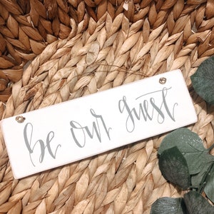Sei unser Gästeschild, Holz Willkommensschild, Wandbehangschild, Geschenk zur Wohnungserwärmung für Paare, Gästezimmer Dekor, Valentinstag Geschenk für Frau, Beste