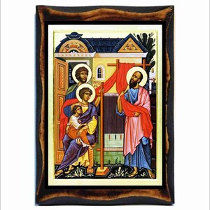 Könnte beinhalten: Eine religiöse Ikone, die eine Familie vor einem roten und blauen Hintergrund darstellt. Die Ikone ist in einem dunklen Holzrahmen gerahmt. Die Familie steht vor einem Haus mit einem roten Dach. Der Vater hält ein Kind in seinen Armen. Die Mutter steht neben ihm. Das Kind hält ein rotes Tuch. Die Ikone ist eine traditionelle orthodoxe Ikone.