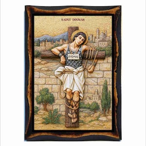 Puede incluir: Un relieve enmarcado que representa a San Dimas en una cruz, sobre un fondo de un muro de piedra y una ciudad distante. La obra de arte presenta tallas detalladas y una paleta de colores cálidos, con el nombre del santo inscrito arriba.