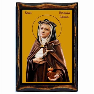Könnte beinhalten: Eine gerahmte religiöse Ikone der Heiligen Veronica Giuliani. Die Ikone zeigt ein Gemälde der Heiligen in einem braunen Habit, die ein Kruzifix und ein Herz hält. Der Hintergrund ist goldgelb. Der Rahmen ist aus dunkelbraunem Holz mit einer abgenutzten Oberfläche.