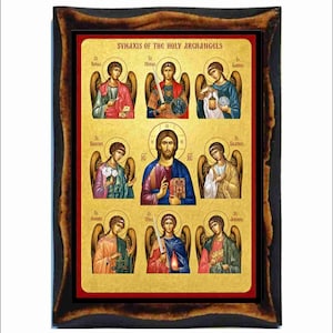 Op de afbeelding: Een rechthoekig religieus icoonpaneel getiteld Synaxis of the Holy Archangels, met een centrale figuur van Christus omringd door acht aartsengelen op een gouden achtergrond, omlijst door een donkere, getextureerde houten rand.