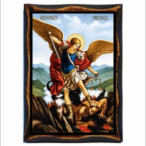 Puede incluir: Una placa de pared rectangular con una ilustración religiosa del Arcángel Miguel con grandes alas doradas, una túnica azul y una capa roja, sosteniendo una espada y una balanza, de pie sobre una figura entre llamas, con el texto ARCHANGEL MICHAEL.