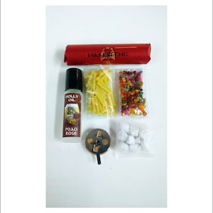 Puede incluir: Un conjunto de suministros para quemar incienso que incluye un porta incienso rojo, un rollo de incienso, una pequeña botella de aceite, una bolsa de varillas de incienso amarillas, una bolsa de conos de incienso de colores y una bolsa de bolas de incienso blancas.