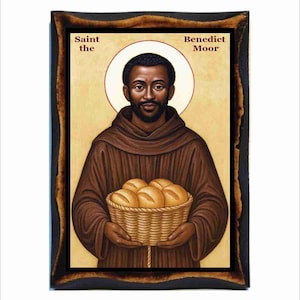Puede incluir: Un icono de San Benito el Moro, enmarcado en madera oscura. La imagen representa a un hombre con una t&uacute;nica marr&oacute;n sosteniendo una cesta de pan. El texto "Saint the Benedict Moor" est&aacute; en la parte superior del marco.