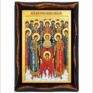 Peut inclure: Une icône religieuse rectangulaire représentant une figure centrale entourée de plusieurs anges ailés avec des auréoles dorées, sur un fond doré. L'œuvre est encadrée par un cadre en bois sombre et texturé avec une bordure brune vieillie.