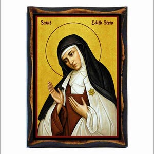 Puede incluir: Una placa de madera rectangular con un icono religioso de Santa Edith Stein. La figura viste un hábito blanco y negro con una estrella de David amarilla. El fondo es dorado con un halo, y el texto Saint Edith Stein está impreso arriba.