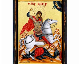 Könnte beinhalten: Eine rechteckige religiöse Ikone, die eine Figur in Rüstung auf einem weißen Pferd zeigt, die einen dunklen Drachen mit einem Speer durchbohrt. Die Szene ist vor goldenem Hintergrund mit griechischem Text oben in einem dunklen Holzrahmen.