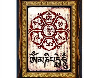 Op de afbeelding: Een ingelijste print van een rode mandala met Tibetaanse tekst in een gouden lijst met een bruine houten rand. De tekst luidt "Om Mani Padme Hum".