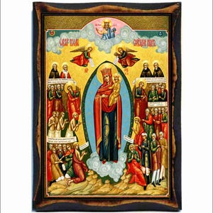 Puede incluir: Un icono religioso rectangular que presenta una figura central coronada sosteniendo a un niño, rodeada de numerosas figuras pequeñas con túnicas, ángeles y nubes sobre un fondo dorado, todo dentro de un marco de madera oscura y texturizada.