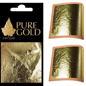 Puede incluir: Dos l&aacute;minas de pan de oro puro de 24 quilates sobre un soporte de color melocot&oacute;n. La hoja de oro es texturizada y tiene un aspecto ligeramente arrugado. El embalaje es negro con las palabras "Oro puro" en letras blancas.