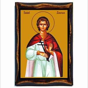Può includere: Un'icona incorniciata di San Lauro, una figura religiosa raffigurata con una tunica bianca e un mantello rosso, che tiene una croce. L'icona ha uno sfondo dorato ed è incorniciata in una cornice di legno scuro.