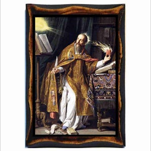 Könnte beinhalten: Ein Gemälde eines Mannes in einer goldenen und weißen Robe, der ein flammendes Herz in seiner rechten Hand hält. Er sitzt an einem Schreibtisch mit einem Buch und einer Feder. Das Gemälde ist in einem dunklen Holzrahmen gerahmt.