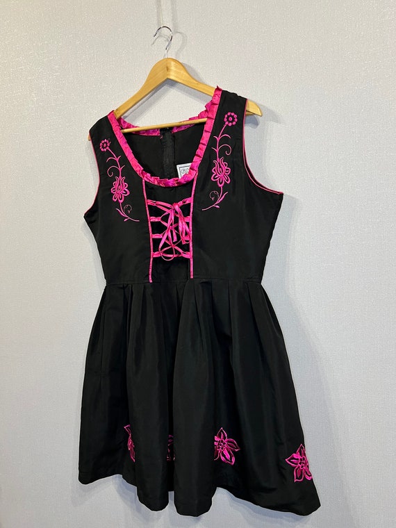 Vintage zwarte Dirndl jurk Duits Oostenrijkse jurk Beierse Folk klederdracht Geluid van muziek Oktoberfest groot formaat Etsy Nederland
