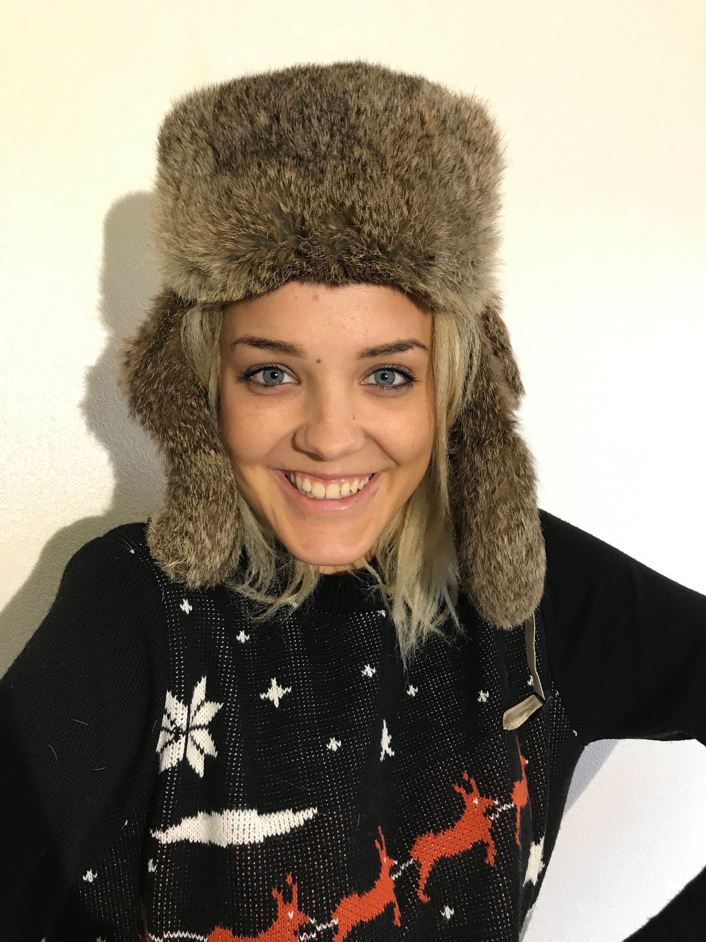 SAGA fourrures rose bleu fourrure de renard en Cuir Véritable Pilote Trappeur Chapeau D'hiver Pom Pom SAGA fourrures rose bleu fourrure de renard en Cuir Véritable Pilote Trappeur Chapeau D'hiver Pom Pom
